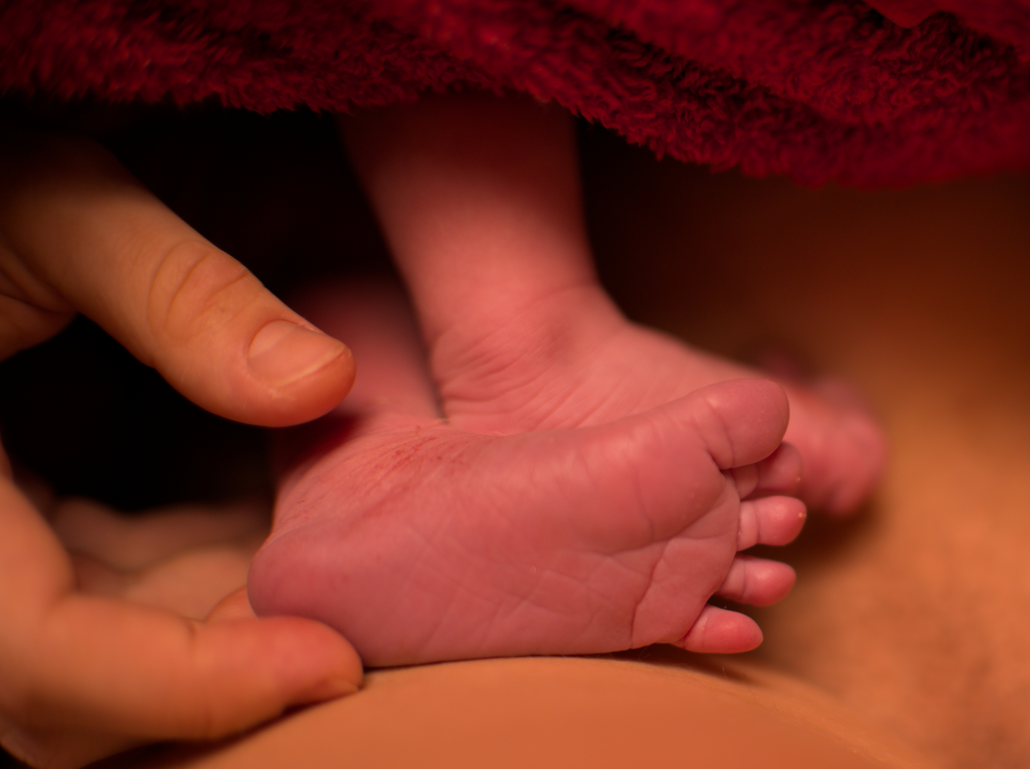 Wochenbett Fuß, Wochenbettshooting, Erste Tage mit Baby, Neugeborenes